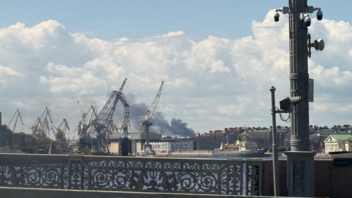 Guerre en Ukraine : les drones frappent un terminal pétrolier à Saint-Pétersbourg et embarrassent Vladimir Poutine avant son forum économique